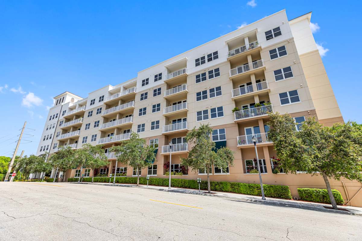 Evernia Place exterior view with balconies - West Palm Beach, FL