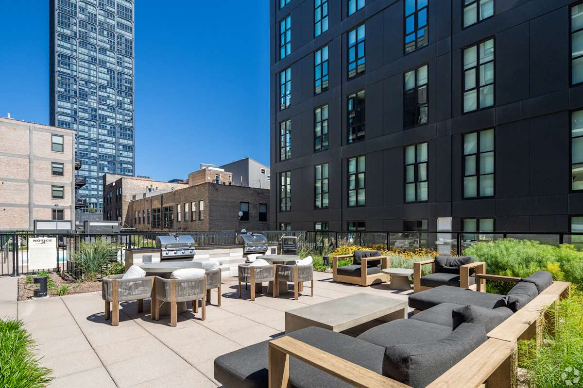 Circa 922 outdoor lounge and grilling area - Chicago, IL