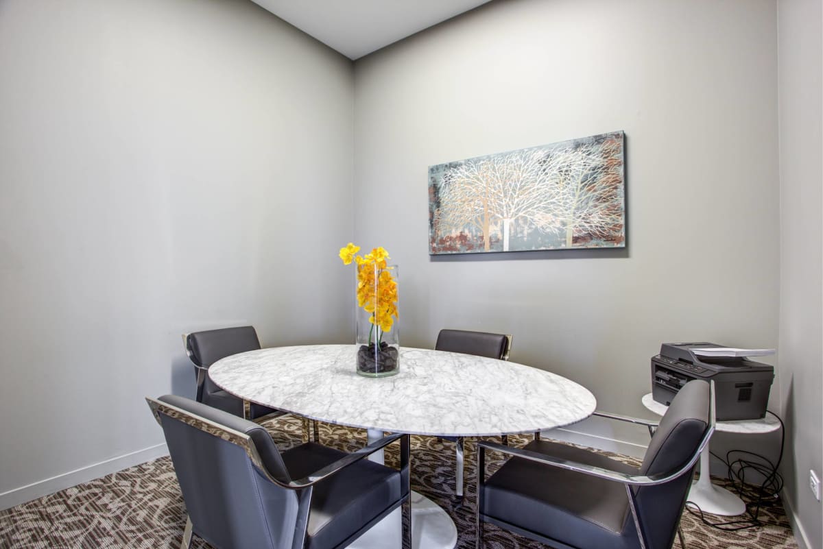 13thirteen Randolph Street Lofts dining area with table and chairs - Chicago, IL