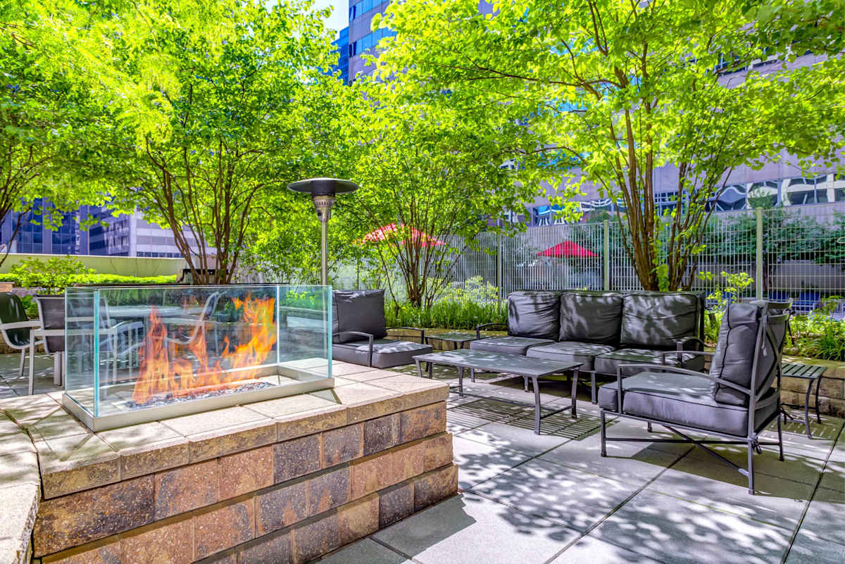 215 West Apartments fire pits and heat lamps on sundeck - Chicago, IL