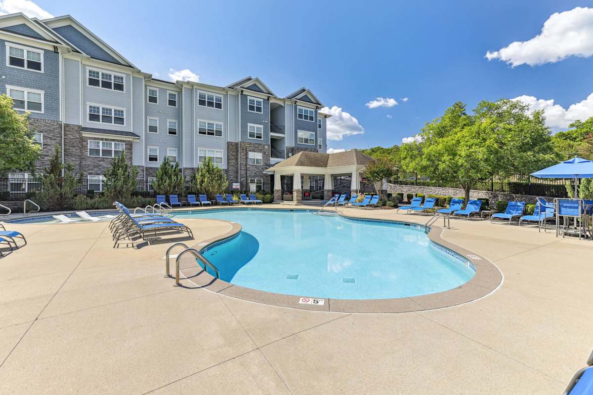 The Summit at Nashville West swimming pool courtyard - Nashville, TN