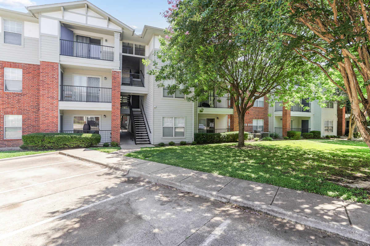 Flats at Five Mile Creek exterior with parking lot - Dallas, TX