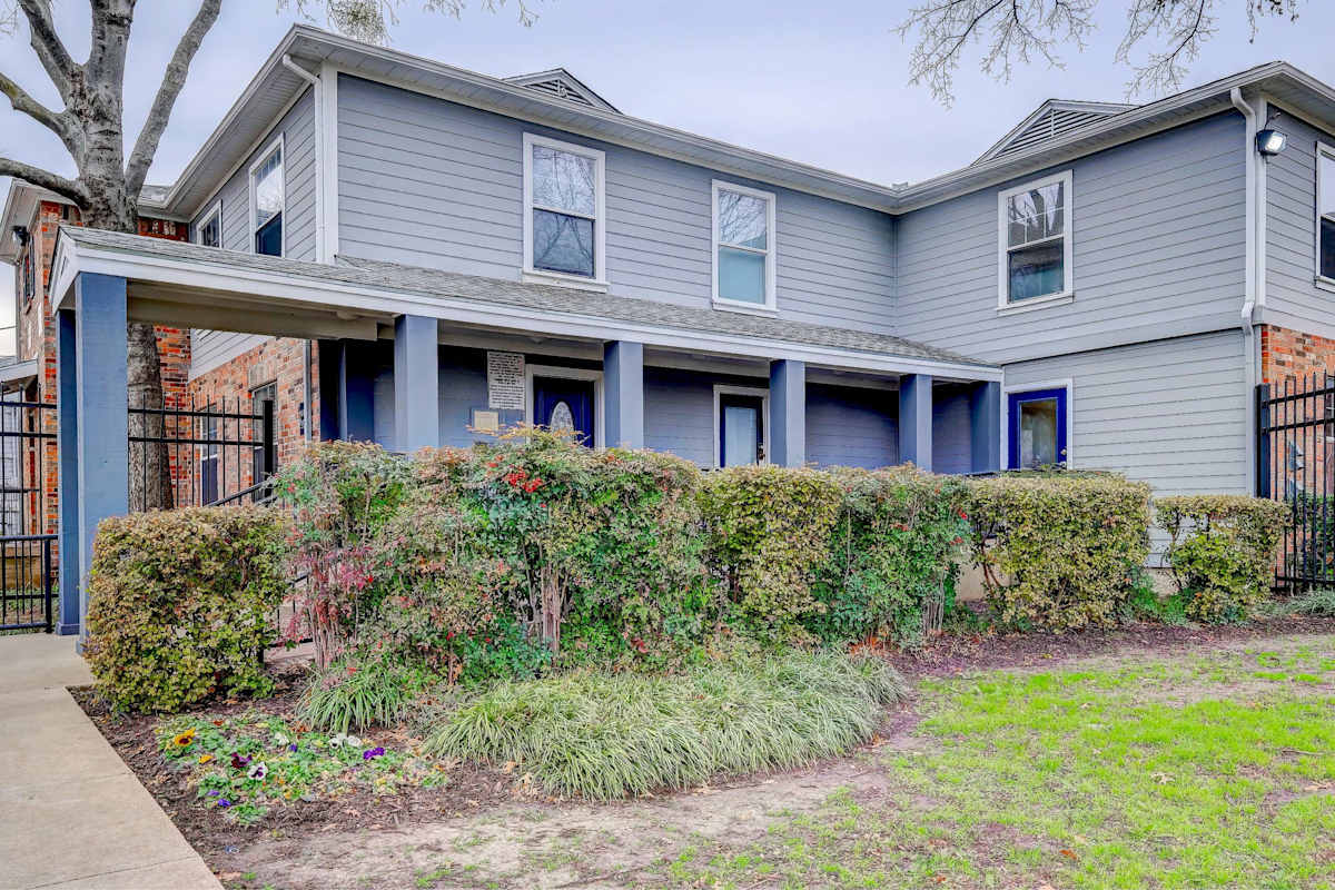 Hillburn Hills exterior entry view - Dallas, TX