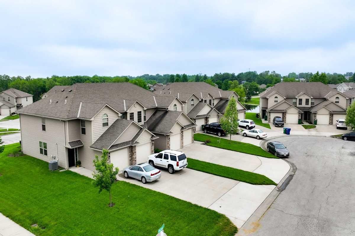 Bradleys Crossing aerial exterior view of townhomes - Peculiar, MO