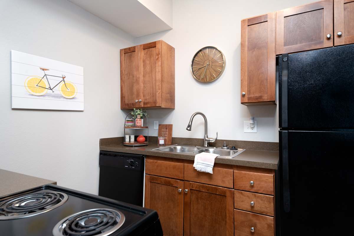 Remington Square apartment kitchen with appliances - Lawrence, KS