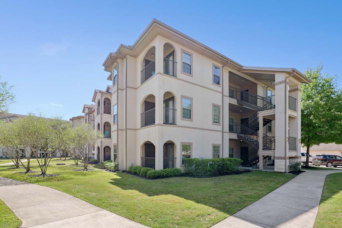 Capri Villas at the Lake apartment building exterior - Conroe, TX