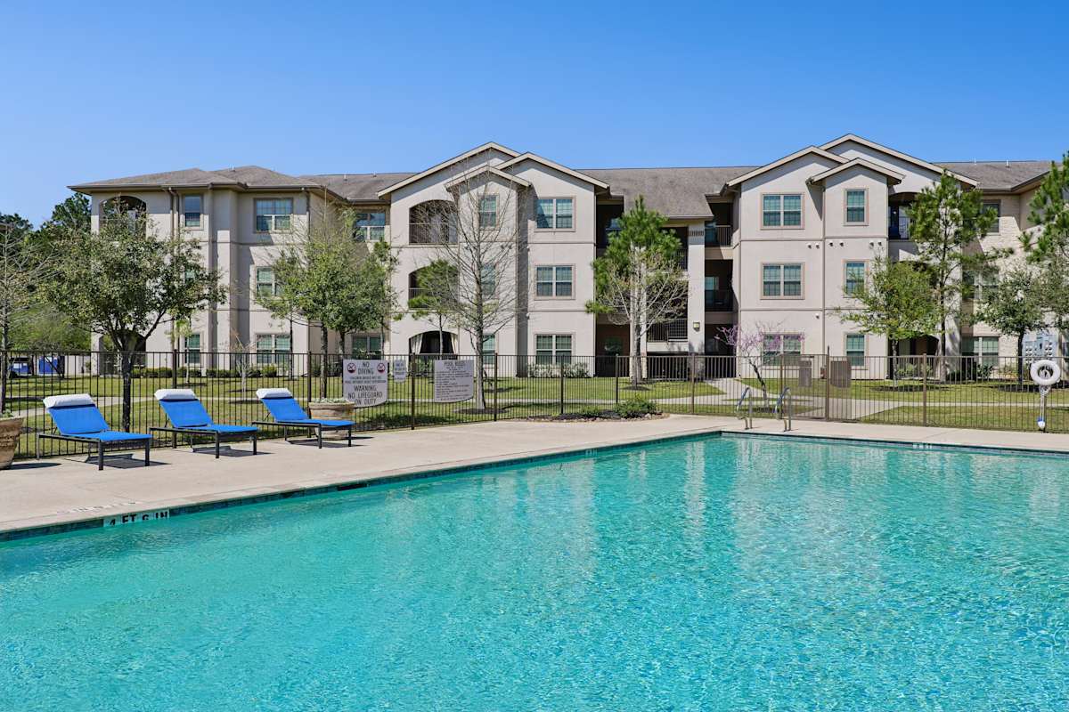 Capri Villas at the Lake pool with sun chairs - Conroe, TX