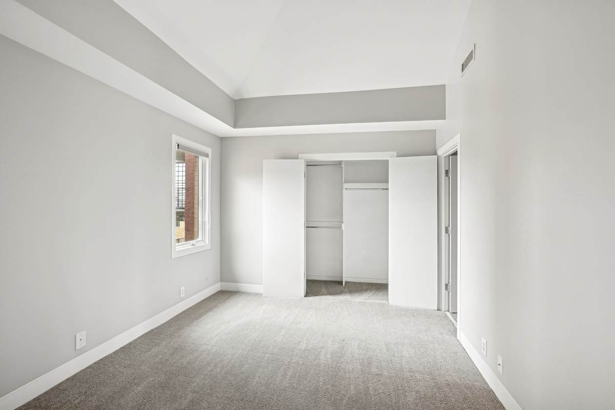 Midtown Square Apartments carpeted room with white walls - Nashville, TN