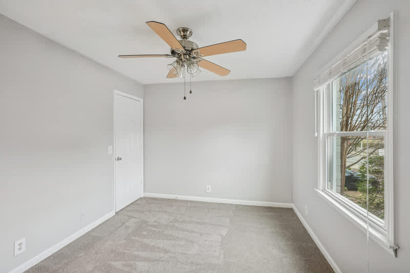 1808 Edgehill Apartments unit room with ceiling fan - Nashville, TN