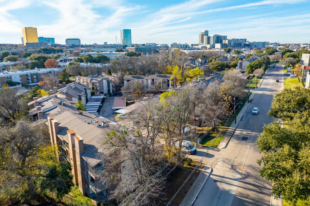 Tealwood Apartment Homes Dallas skyline view - Dallas, TX