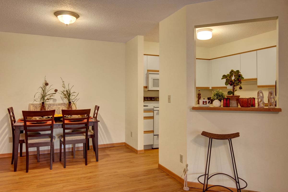 Photo Gallery Town Centre Apartments in Eagan, MN Weidner