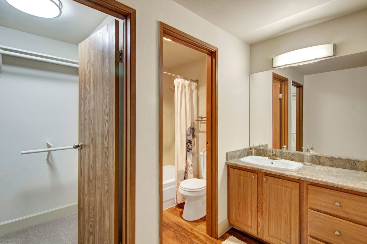 Photo Gallery Island Park Apartments in Shoreline, WA Weidner