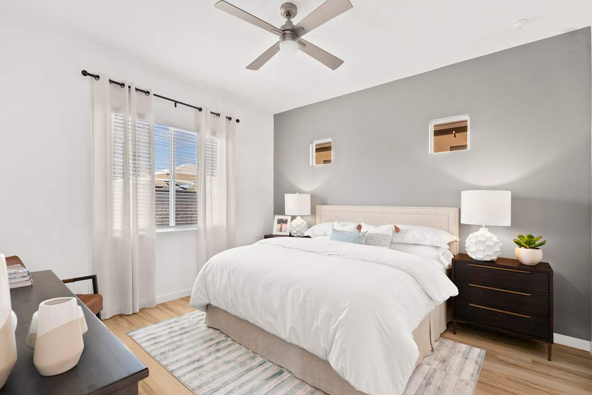 Furnished bedroom with a ceiling fan at Avilla Vista Norte.