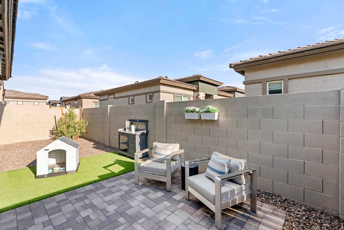 Private backyard patio with pavers and turf at Avilla Vista Norte.