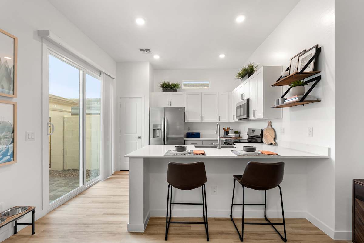 Kitchen island with pendant lights and counter seating at Avilla Vista Norte.