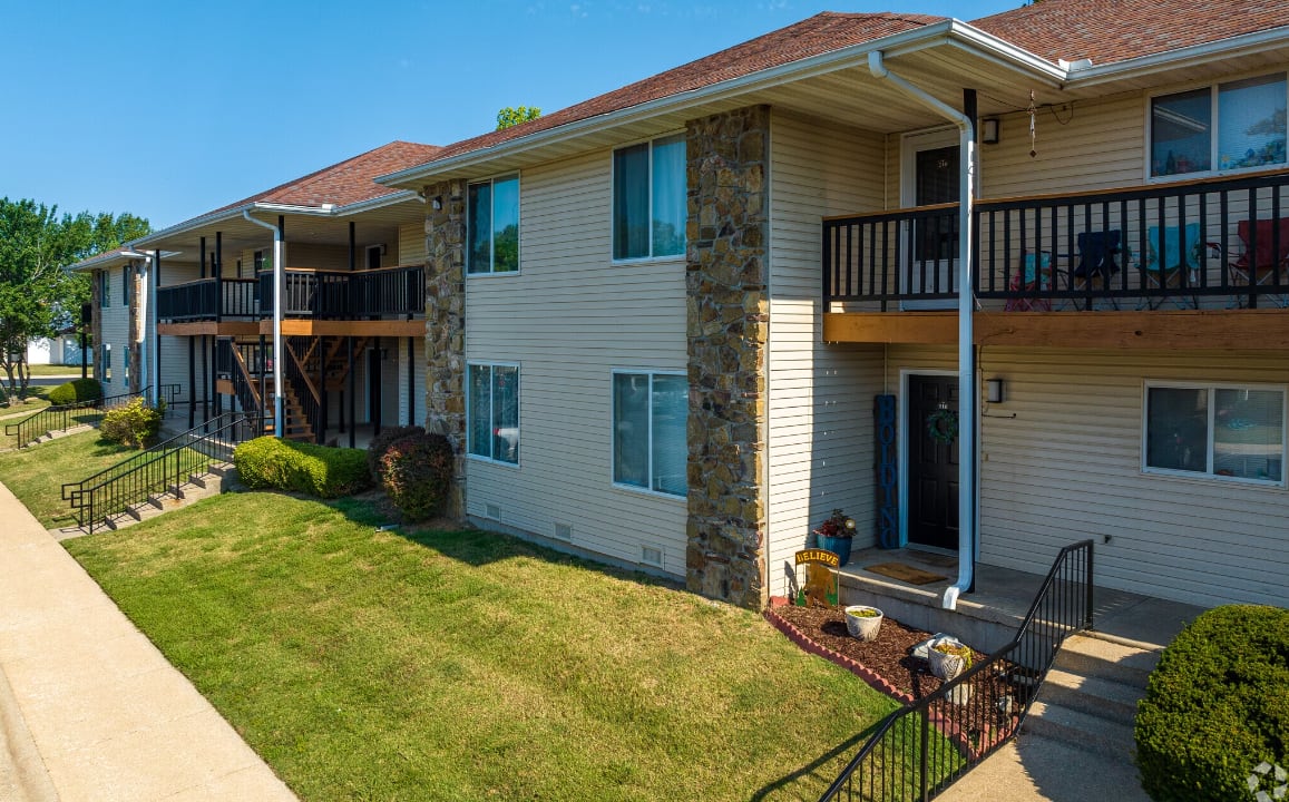 Photos and Video of Golden Oaks Apartments in Branson, MO