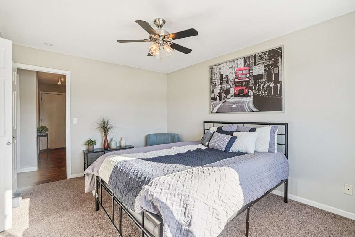 Connelly On Eleven bedroom with ceiling fan - Burnsville, MN