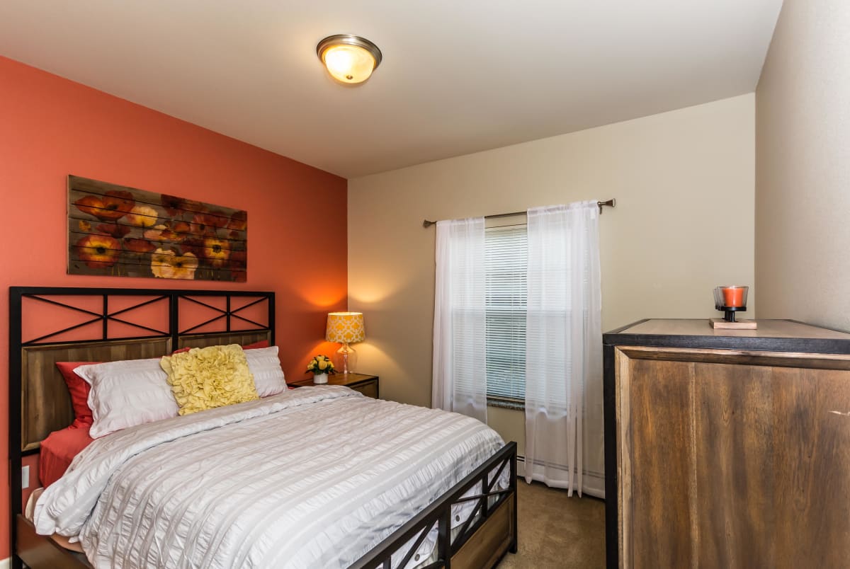 Cardinal Point Apartments bedroom with accent wall - Grand Forks, ND