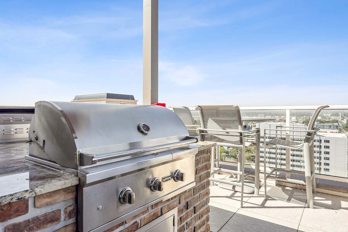 Civic Lofts outdoor grilling area with city views - Denver, CO