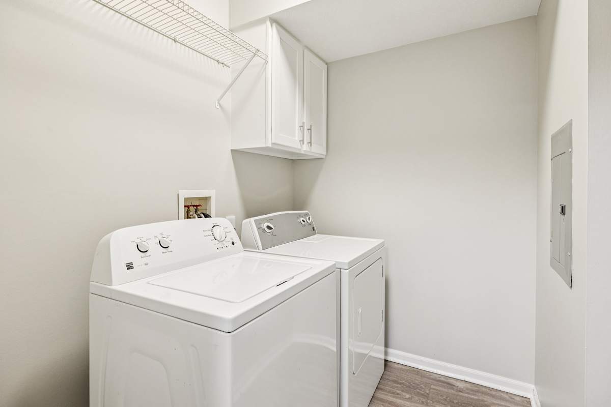 Lakeside Village Apartment Homes in-unit washer and dryer - Lincoln, NE