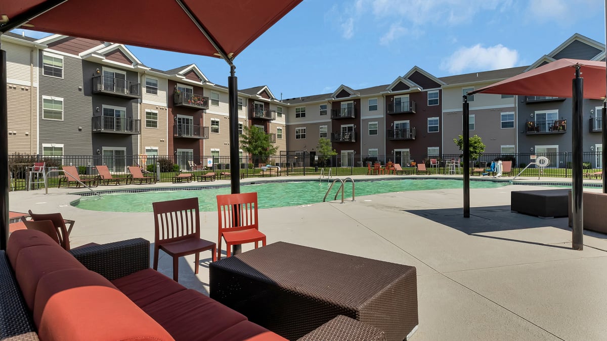 Monticello Crossings outdoor pool area with seating - Monticello, MN