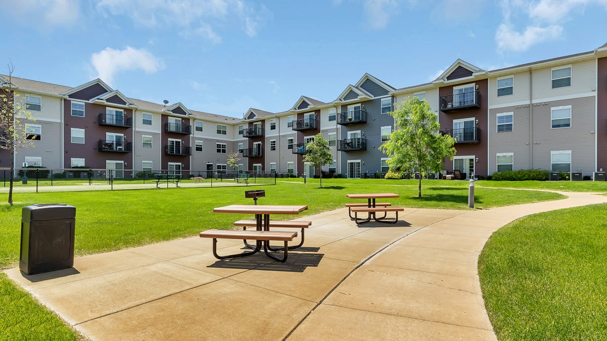 Monticello Crossings outdoor patio with picnic tables - Monticello, MN