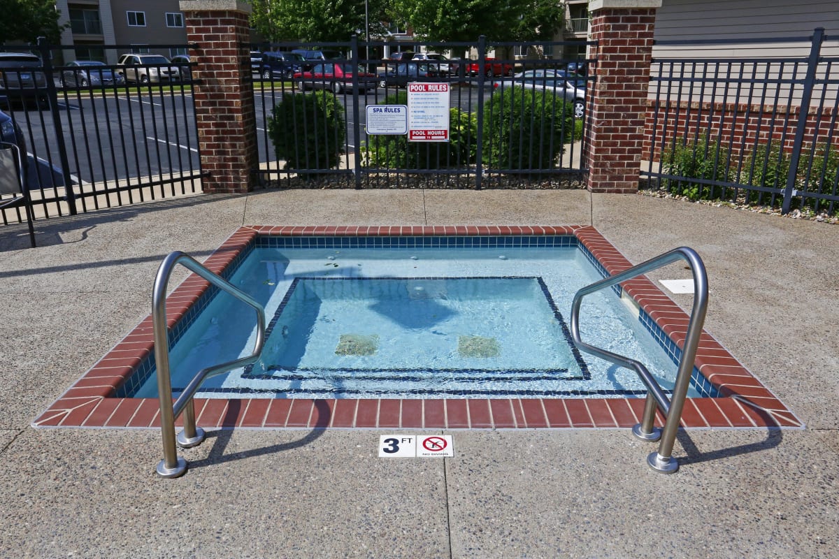 Quarry Ridge Apartments outdoor hot tub - Rochester, MN
