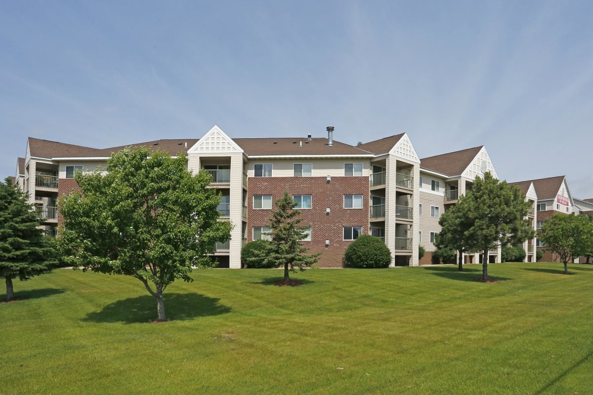 Quarry Ridge Apartments exterior building and lawn - Rochester, MN