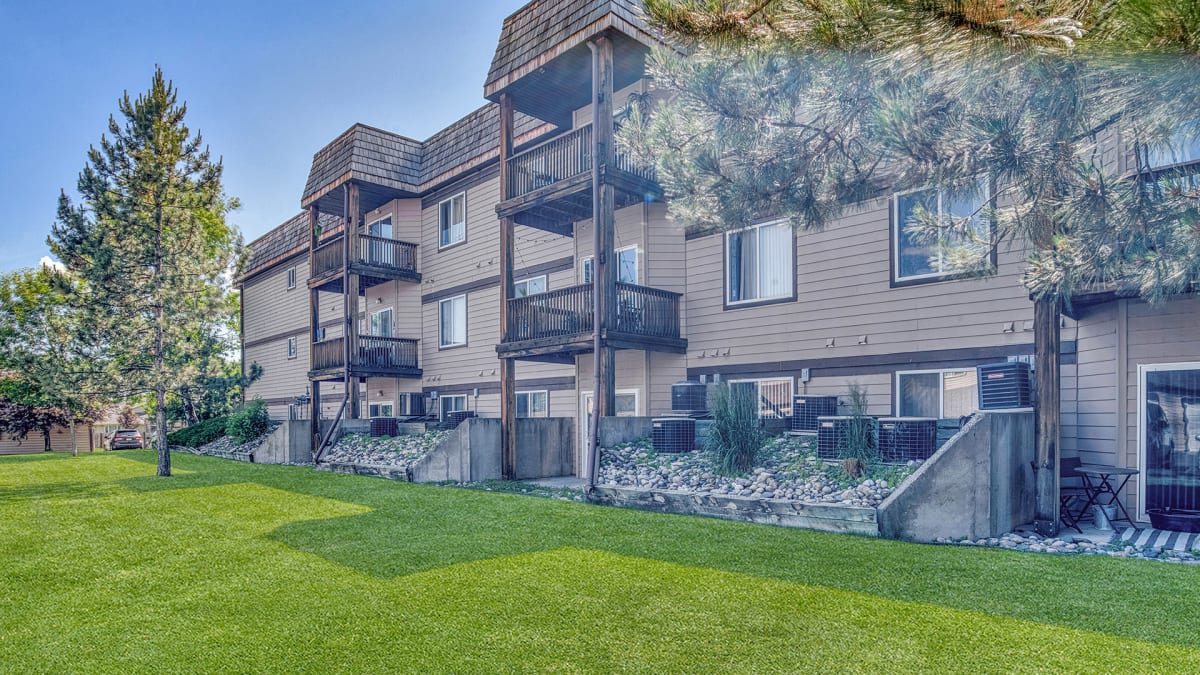 Rocky Meadows Apartments exterior lawn view - Billings, MT