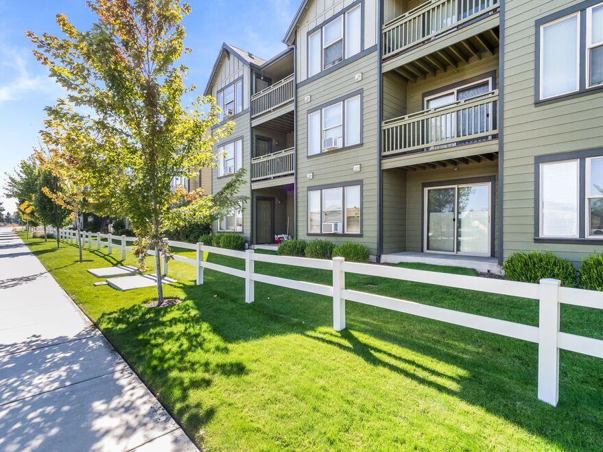 Photos and Video of Glacier Vista Apartments in Redmond, OR