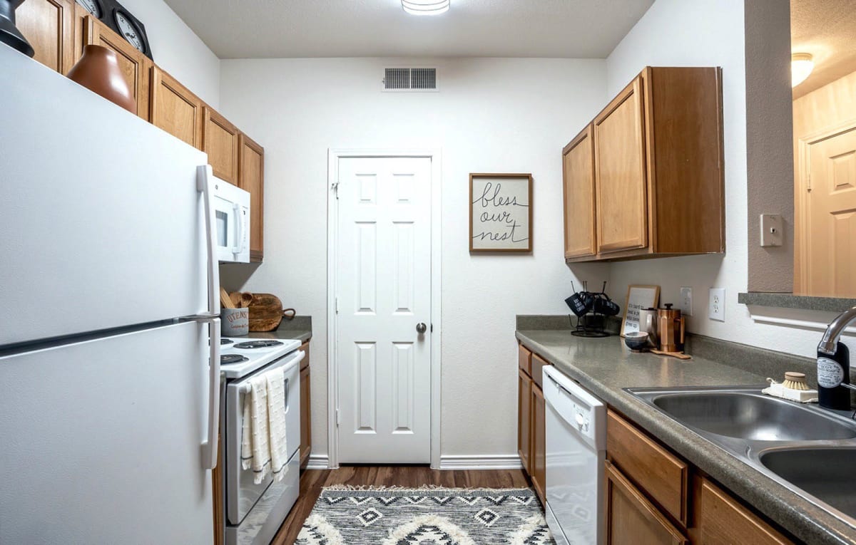Stoneridge Apartments model kitchen with breakfast bar - Pflugerville, TX