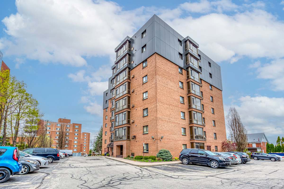 Property details for Oakwood Manor in Waterloo, ON