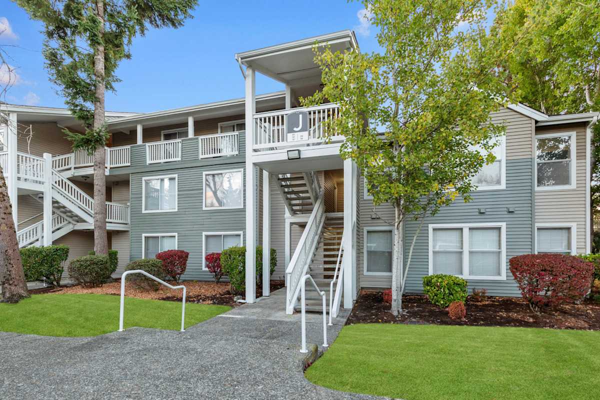 On the Green at Harbour Pointe apartment building exterior - Mukilteo, WA
