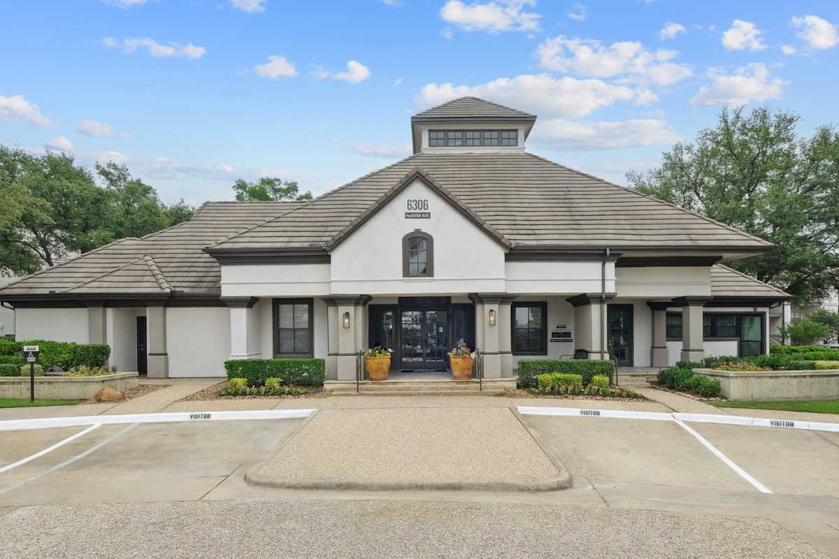 Property details for Jefferson Place in Irving, TX