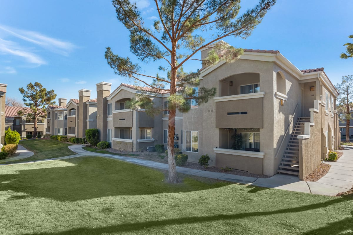 Vintage at The Lakes Apartment Homes Near Summerlin Image Gallery
