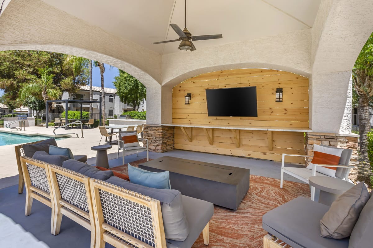 Shared outdoor space at Boulders at Lookout Mountain Apartment Homes.
