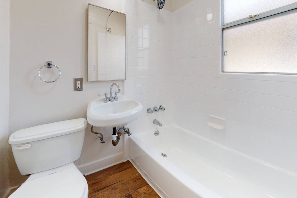 Photos and Video of Darlington Court Apartments in Los Angeles, CA