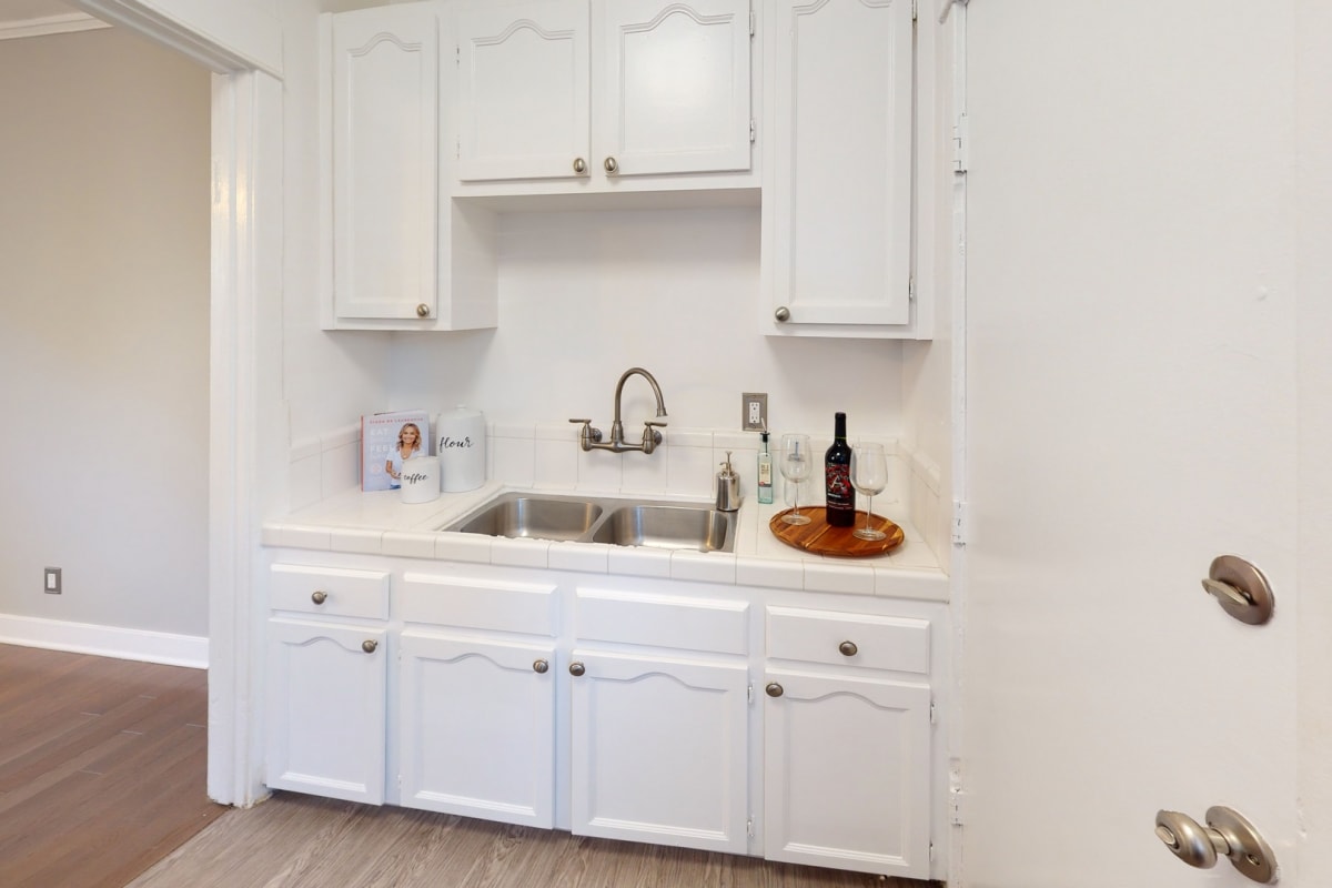 Photos and Video of Darlington Court Apartments in Los Angeles, CA