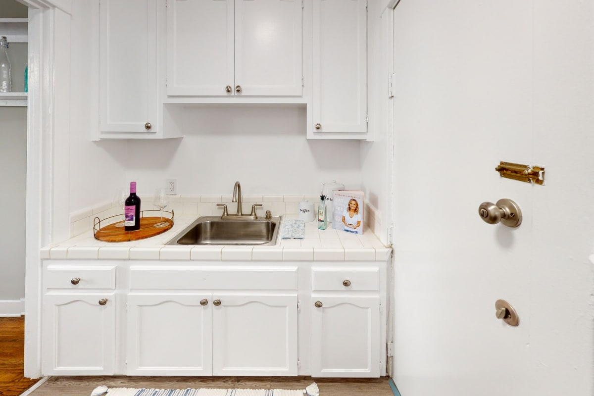 Photos and Video of Darlington Court Apartments in Los Angeles, CA