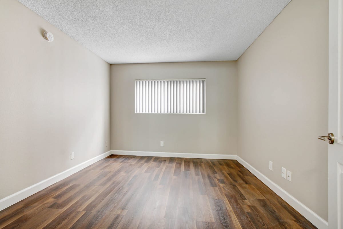 Photos and Video of Tremont Apartments in Los Angeles , CA