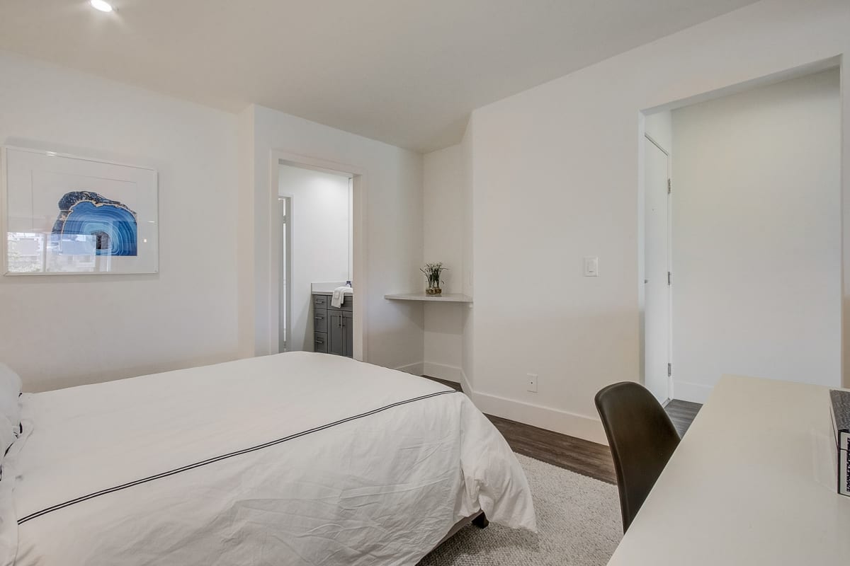 Photos and Video of Kingsley Tower Apartments in Los Angeles, CA