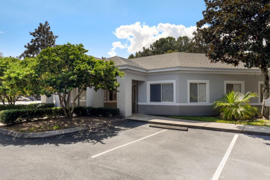 Courtney Manor Photos and Videos