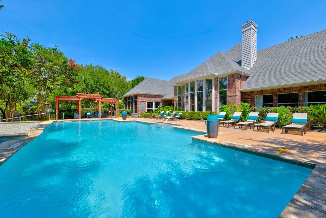 Photos and Video of Whispering Creek Villas Apartment Homes