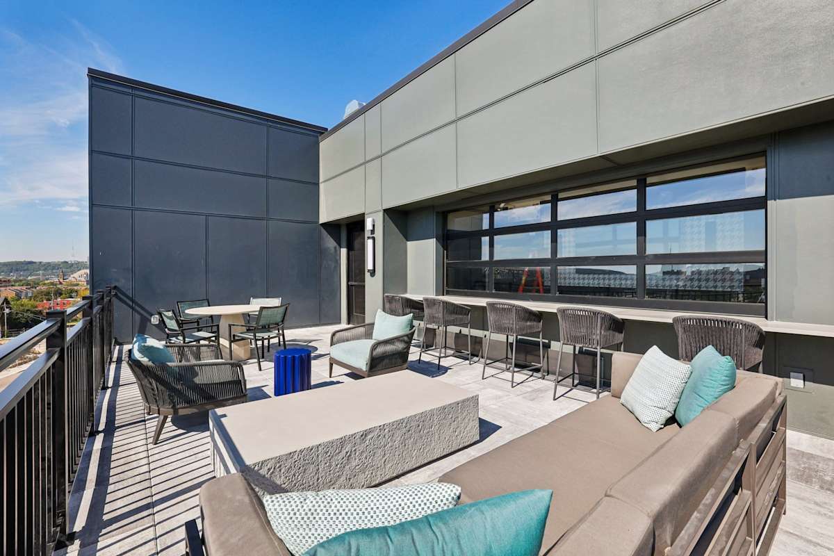 Contrast OTR pool deck with seating - Cincinnati, OH