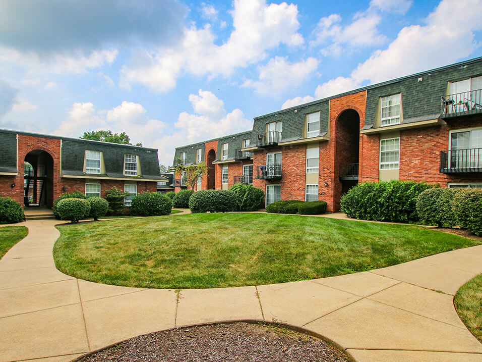 Photo Gallery Retreat at Seven Trails Apartments in Ballwin, MO