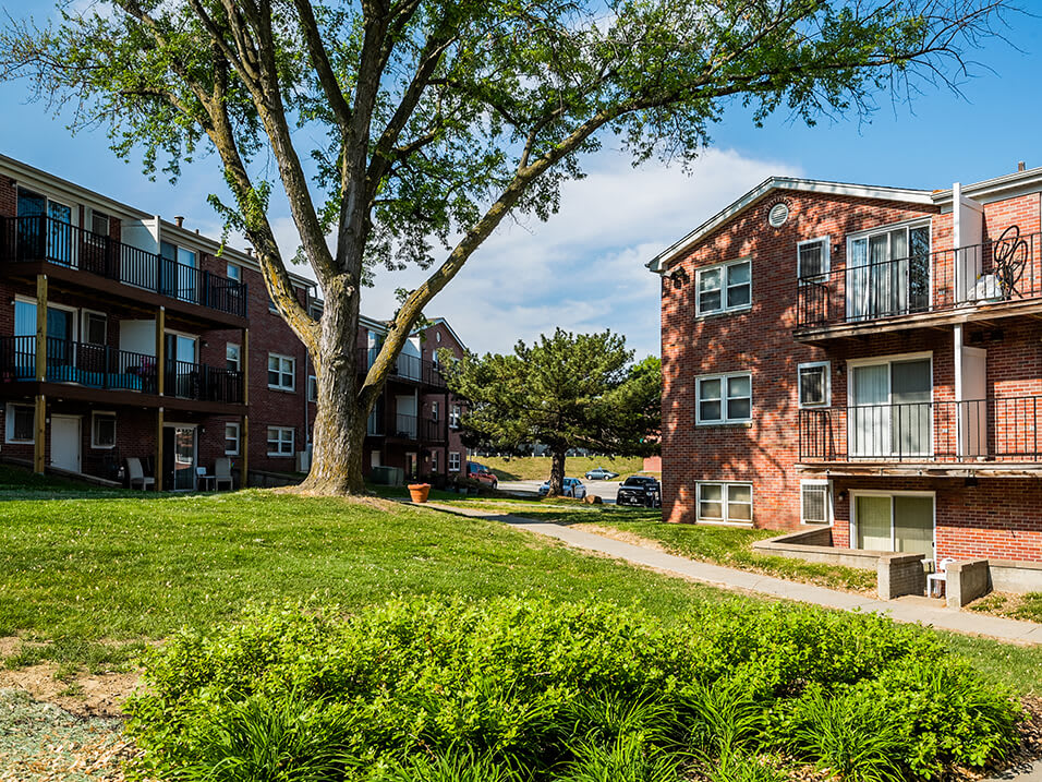 Photos of The Colonial Apartments Omaha, NE Apartments