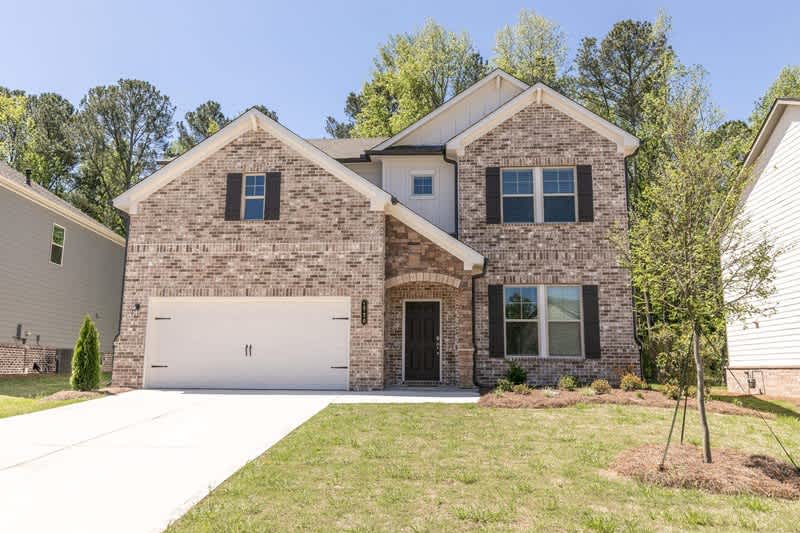 Overlook at Kennerly Lake Atwood exterior with driveway and attached garage - Grayson, GA