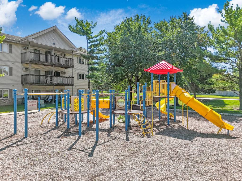 Photos and Video of Sun Prairie Vista Court in West Des Moines IA