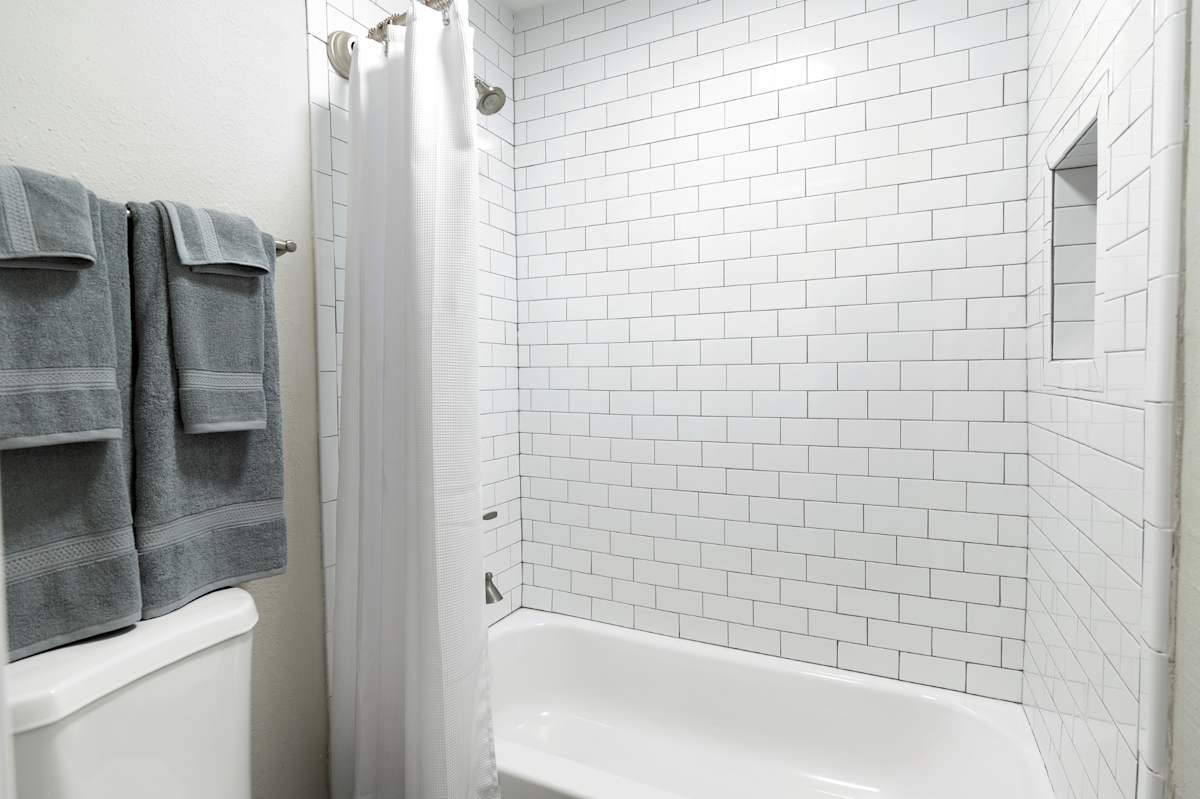 Dunwoody Glen bathtub and tiled surround - Atlanta, GA