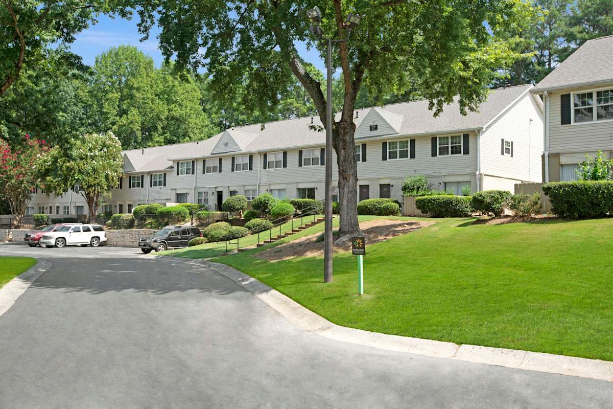 Dunwoody Glen exterior driveway and building view - Atlanta, GA